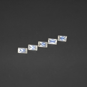 Achetez naturel ct Bleu blanc Pierre de lune arc-en-ciel gems, Baquette, En provenance Inde chez GemSelect. En stock, livraison internationale!