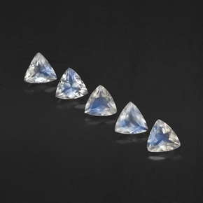 Achetez naturel ct Bleu blanc Pierre de lune arc-en-ciel gems, Transparent, En provenance Inde chez GemSelect. En stock, livraison internationale!