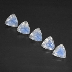 Achetez naturel ct Bleu blanc Pierre de lune arc-en-ciel gems, Transparent, En provenance Inde chez GemSelect. En stock, livraison internationale!