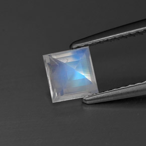 Pierre de lune arc-en-ciel blanc naturelle carré, 0,77 ct, transparent