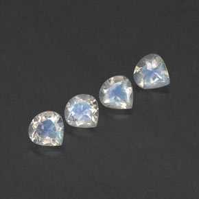 Achetez naturel 1.61ct Blanc bleuâtre Pierre de lune arc-en-ciel gems, En forme de poire, En provenance Inde chez GemSelect. En stock, livraison internationale!