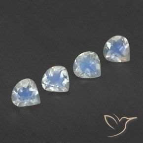 Achetez naturel 1.37ct Blanc bleuâtre Pierre de lune arc-en-ciel gems, En forme de poire, En provenance Inde chez GemSelect. En stock, livraison internationale!