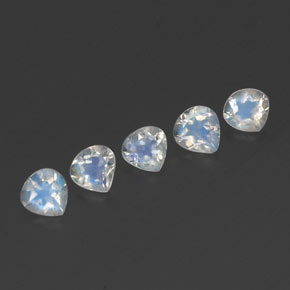 Achetez naturel 1.39ct Blanc bleuâtre Pierre de lune arc-en-ciel gems, En forme de poire, En provenance Inde chez GemSelect. En stock, livraison internationale!