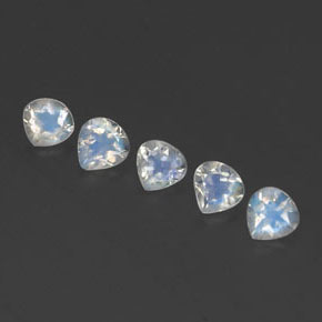 Achetez naturel 1.39ct Blanc bleuâtre Pierre de lune arc-en-ciel gems, En forme de poire, En provenance Inde chez GemSelect. En stock, livraison internationale!