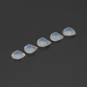 Achetez naturel 1.32ct Blanc bleuâtre Pierre de lune arc-en-ciel gems, En forme de poire, En provenance Inde chez GemSelect. En stock, livraison internationale!