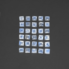 Achetez naturel 3.55ct Blanc bleuâtre Pierre de lune arc-en-ciel gems, Carré, En provenance Inde chez GemSelect. En stock, livraison internationale!