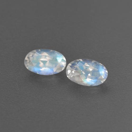 Achetez naturel 0.58ct Blanc bleuâtre Pierre de lune arc-en-ciel gems, Coupe ovale, En provenance Inde chez GemSelect. En stock, livraison internationale!