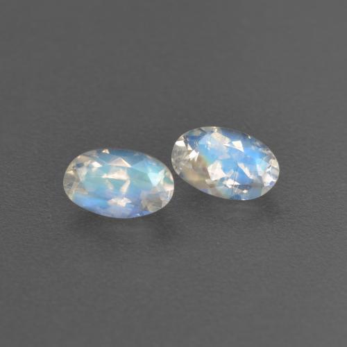 Achetez naturel 0.58ct Blanc bleuâtre Pierre de lune arc-en-ciel gems, Coupe ovale, En provenance Inde chez GemSelect. En stock, livraison internationale!