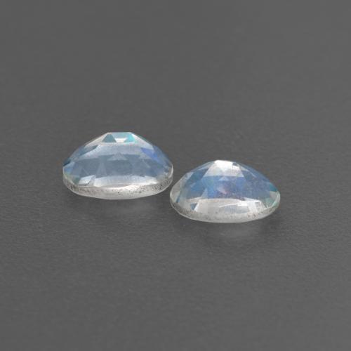 Achetez naturel 0.58ct Blanc bleuâtre Pierre de lune arc-en-ciel gems, Coupe ovale, En provenance Inde chez GemSelect. En stock, livraison internationale!