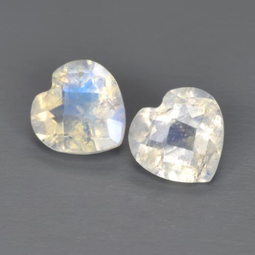 Achetez naturel 1.35ct Blanc bleuâtre Pierre de lune arc-en-ciel gems, Forme de coeur, En provenance Inde chez GemSelect. En stock, livraison internationale!