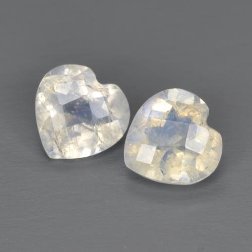 Achetez naturel 1.35ct Blanc bleuâtre Pierre de lune arc-en-ciel gems, Forme de coeur, En provenance Inde chez GemSelect. En stock, livraison internationale!