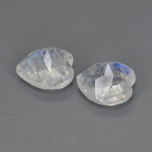 Achetez naturel 1.35ct Blanc bleuâtre Pierre de lune arc-en-ciel gems, Forme de coeur, En provenance Inde chez GemSelect. En stock, livraison internationale!