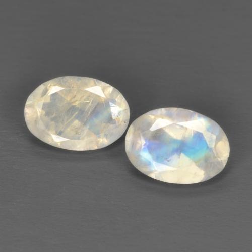 Achetez naturel 1.45ct Blanc bleuâtre Pierre de lune arc-en-ciel gems, Coupe ovale, En provenance Inde chez GemSelect. En stock, livraison internationale!