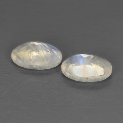 Achetez naturel 1.45ct Blanc bleuâtre Pierre de lune arc-en-ciel gems, Coupe ovale, En provenance Inde chez GemSelect. En stock, livraison internationale!