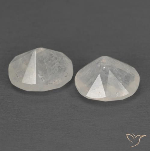 Shop natural 2.14ct Blanc bleuâtre Pierre de lune arc-en-ciel gems, ovale, from Inde at GemSelect. In stock, global shipping!