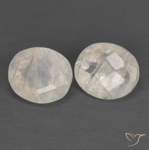 Shop natural 2.17ct Blanc bleuâtre Pierre de lune arc-en-ciel gems, ovale, from Inde at GemSelect. In stock, global shipping!