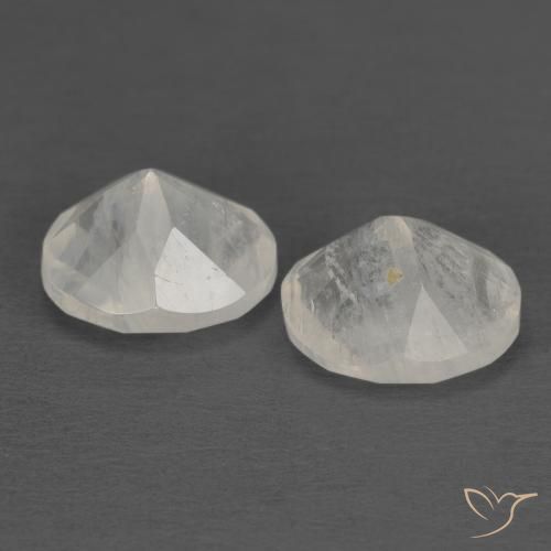 Shop natural 2.17ct Blanc bleuâtre Pierre de lune arc-en-ciel gems, ovale, from Inde at GemSelect. In stock, global shipping!
