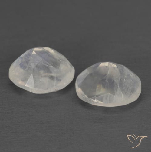Shop natural 2.25ct Blanc bleuâtre Pierre de lune arc-en-ciel gems, ovale, from Inde at GemSelect. In stock, global shipping!