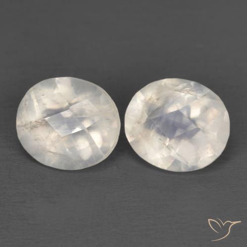 Shop natural 2.30ct Blanc bleuâtre Pierre de lune arc-en-ciel gems, ovale, from Inde at GemSelect. In stock, global shipping!