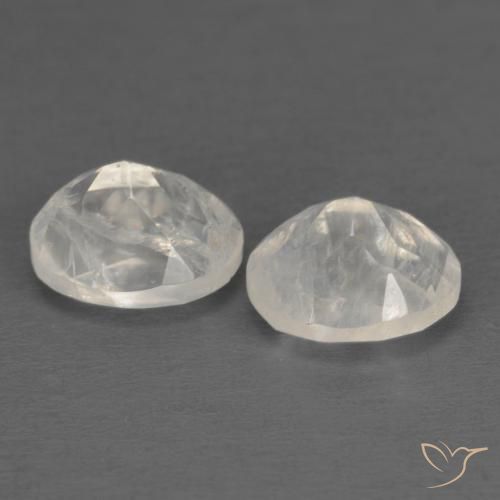 Shop natural 2.19ct Blanc bleuâtre Pierre de lune arc-en-ciel gems, ovale, from Inde at GemSelect. In stock, global shipping!