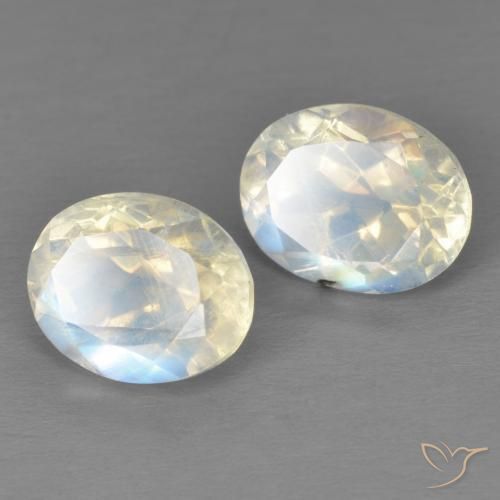 Shop natural 3.92ct Blanc bleuâtre Pierre de lune arc-en-ciel gems, ovale, from États Unis at GemSelect. In stock, global shipping!