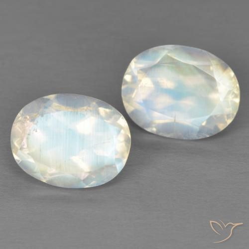 Shop natural 4.18ct Blanc bleuâtre Pierre de lune arc-en-ciel gems, ovale, from États Unis at GemSelect. In stock, global shipping!