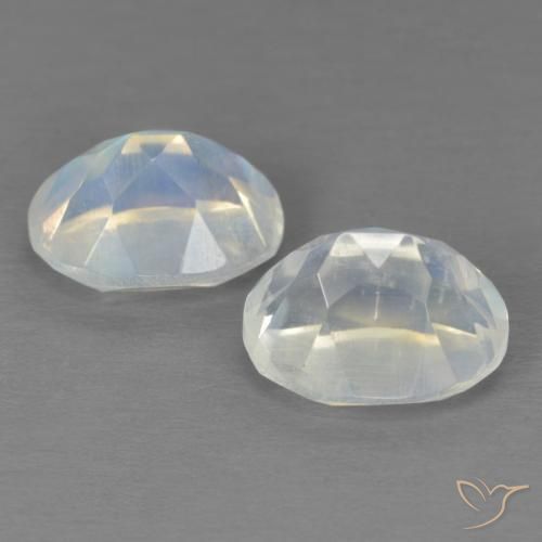 Shop natural 4.18ct Blanc bleuâtre Pierre de lune arc-en-ciel gems, ovale, from États Unis at GemSelect. In stock, global shipping!