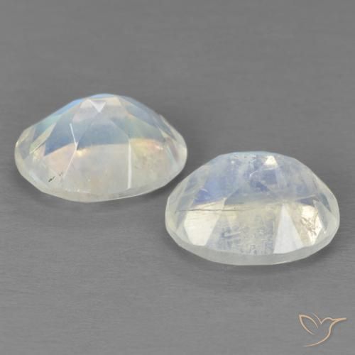 Shop natural 3.96ct Blanc bleuâtre Pierre de lune arc-en-ciel gems, ovale, from États Unis at GemSelect. In stock, global shipping!