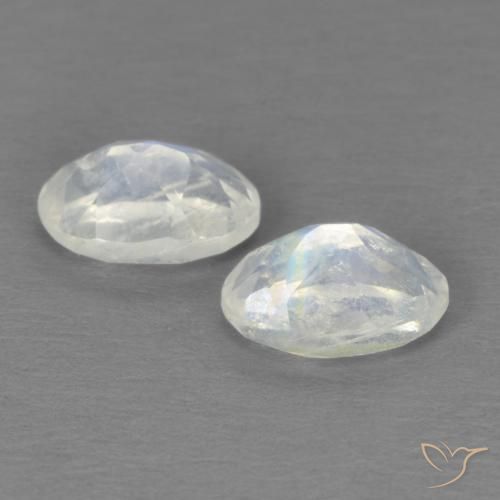 Shop natural 1.02ct Blanc bleuâtre Pierre de lune arc-en-ciel gems, ovale, from États Unis at GemSelect. In stock, global shipping!