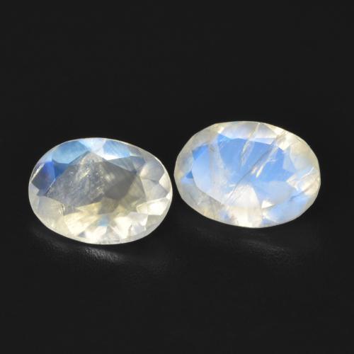 Shop natural 1.11ct Blanc bleuâtre Pierre de lune arc-en-ciel gems, ovale, from États Unis at GemSelect. In stock, global shipping!