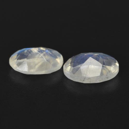 Shop natural 1.35ct Blanc bleuâtre Pierre de lune arc-en-ciel gems, ovale, from États Unis at GemSelect. In stock, global shipping!