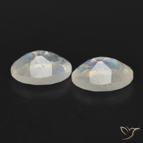 Shop natural 1.55ct Blanc bleuâtre Pierre de lune arc-en-ciel gems, ovale, from États Unis at GemSelect. In stock, global shipping!