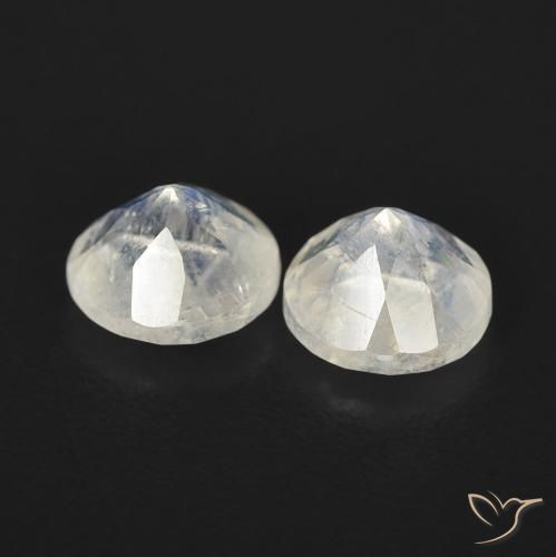 Shop natural 1.03ct Blanc bleuâtre Pierre de lune arc-en-ciel gems, Tour, from États Unis at GemSelect. In stock, global shipping!