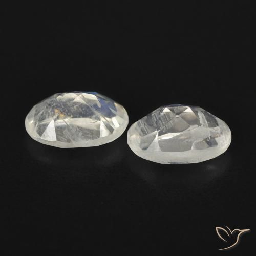 Shop natural 0.95ct Blanc bleuâtre Pierre de lune arc-en-ciel gems, ovale, from États Unis at GemSelect. In stock, global shipping!