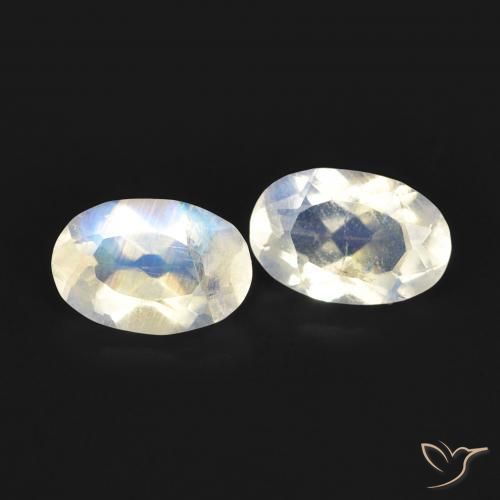 Shop natural 0.90ct Blanc bleuâtre Pierre de lune arc-en-ciel gems, ovale, from États Unis at GemSelect. In stock, global shipping!