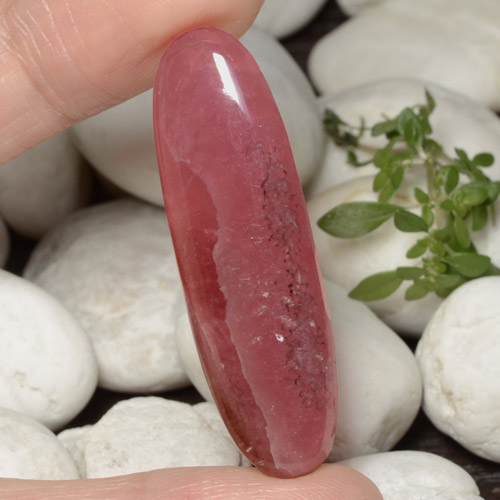 Rhodochrosite multicolore naturelle coupe ovale, 31,93 ct, translucide