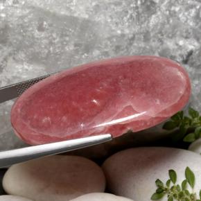 Rhodochrosite multicolore naturelle coupe ovale, 104,63 ct, translucide