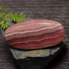 Rhodochrosite multicolore naturelle coupe ovale, 59,63 ct, translucide