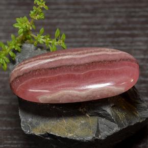 Rhodochrosite multicolore naturelle coupe ovale, 59,63 ct, translucide
