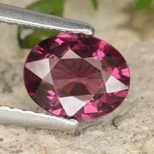 Grenat rhodolite Violet foncé naturelle ovale, 1.39 ct, VS