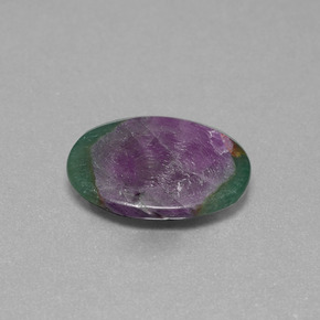 Rubis dans fuchsite bicolore naturelle coupe ovale, 4,55 ct, translucide
