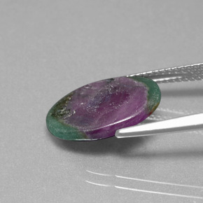 Rubis dans fuchsite bicolore naturelle coupe ovale, 4,55 ct, translucide