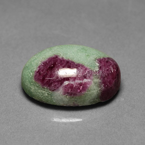 Rubis zoïsite multicolore naturelle coupe ovale, 11,90 ct, opaque