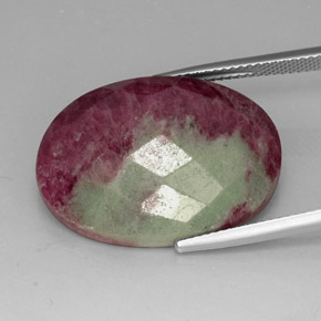 Rubis zoïsite multicolore naturelle coupe ovale, 31,96 ct, opaque