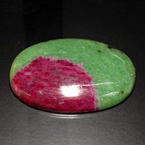 Rubis zoïsite multicolore naturelle coupe ovale, 168,75 ct, opaque
