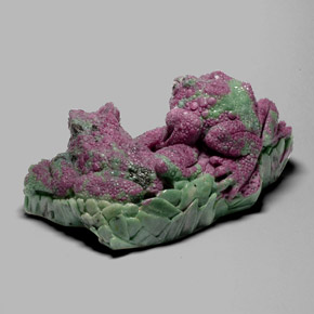 Rubis zoïsite multicolore naturelle forme fantaisie, 1566,63 ct, opaque