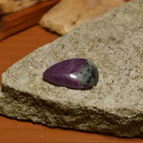 Rubis zoïsite multicolore naturelle en forme de poire, 8,53 ct, opaque