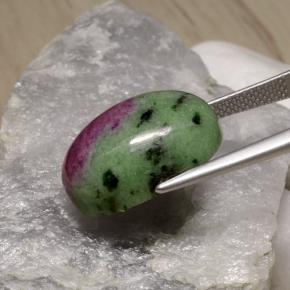 Rubis zoïsite multicolore naturelle coupe ovale, 19,75 ct, opaque
