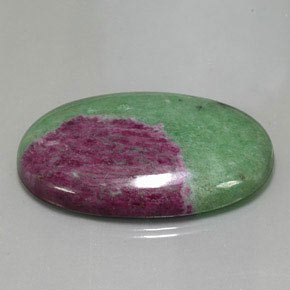 Rubis zoïsite multicolore naturelle coupe ovale, 168,20 ct, opaque