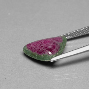 Rubis zoïsite multicolore naturelle trillion, 5,18 ct, opaque